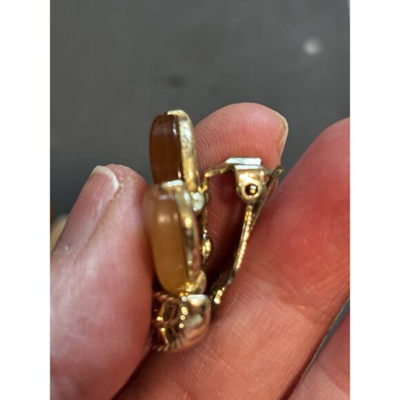 Lisner Vintage Thermoset Enamel Leaf Earrings Gold Tone Clip On - Picture 3 of 7